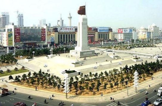 南昌八一广场的建设历史是什么？