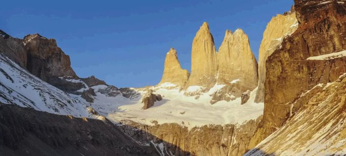 微信启动界面中是哪个人站在哪个星球上？