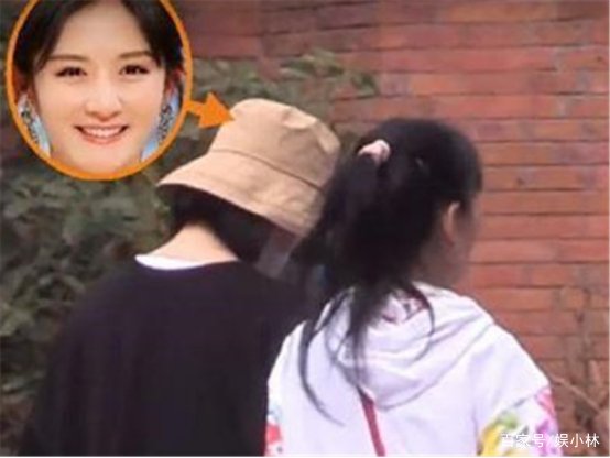 40岁谢娜孕肚照,大肚隆起明显需搀扶行走,被曝又是双胞胎吗?