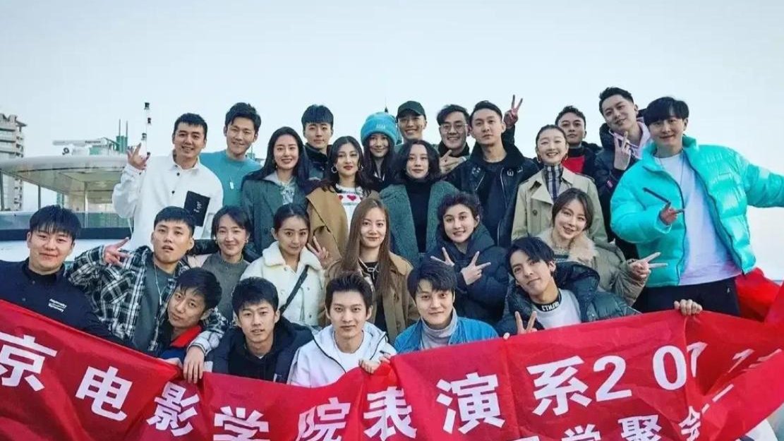 周冬雨参加同学聚会低调站边角，她与哪些明星是同学？