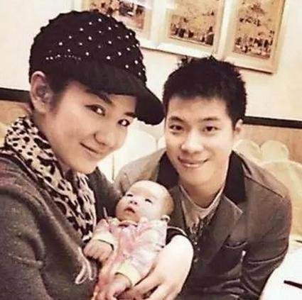 33岁闪婚闪离,37岁被两任前夫“联手开撕”,43岁黄奕得罪了谁?