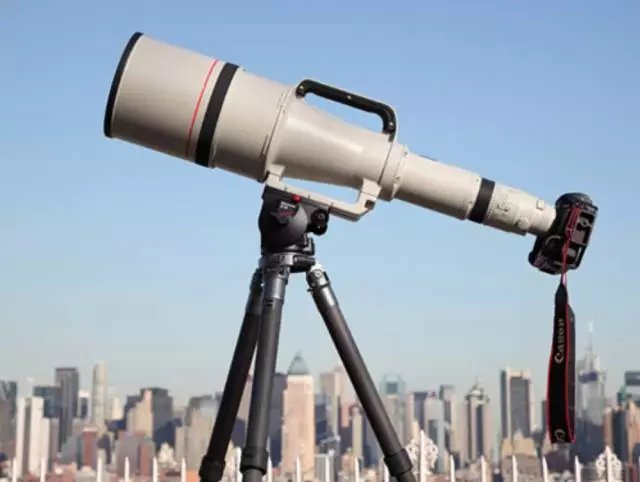 微信启动界面中是哪个人站在哪个星球上？