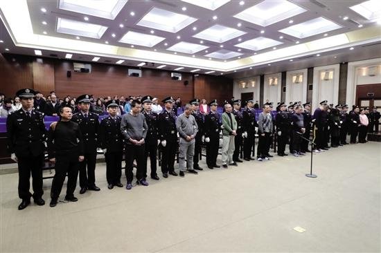 广东佛山对19人涉黑案作出二审宣判，判处主犯二十五年，这个刑罚重吗？