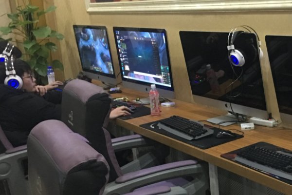 湖南小伙开奥迪R8撞上卡宴,一秒损失200万,开豪车为何还上网吧?