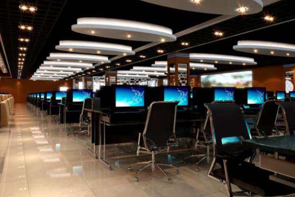 湖南小伙开奥迪R8撞上卡宴，一秒损失200万，开豪车为何还上网吧？