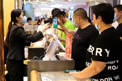 王思聪携四个美女出街,戴2000万手表可抵一套房,如此高调行吗?