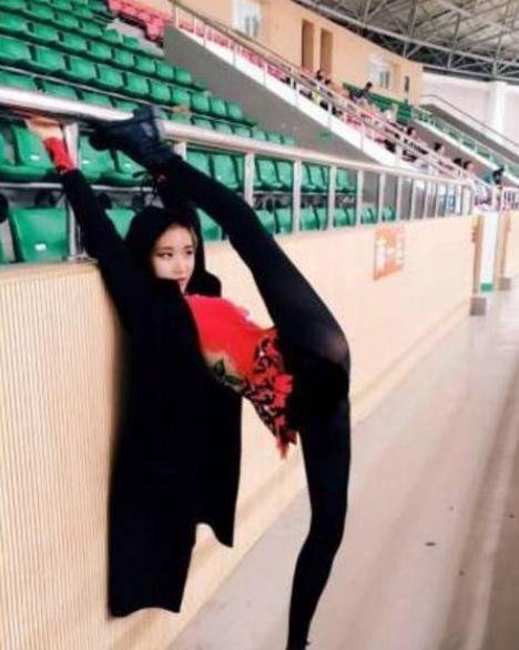 体操冠军鲍语嫣因身材长相走红,巅峰时进入娱乐圈,现沦落成了网红吗?