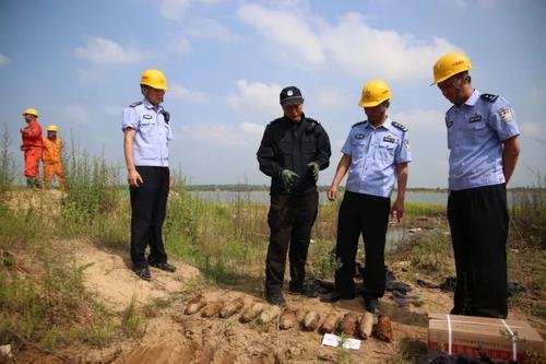 南京一小哥在工地挖到一枚废旧炮弹,并将其拉到派出所,民警是如何处理的?