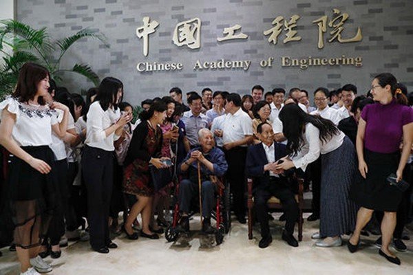 袁隆平院士获得共和国勋章接受采访时说自己有两个梦，这两个梦是什么梦呢？