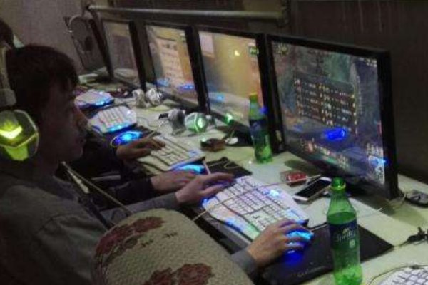 湖南小伙开奥迪R8撞上卡宴,一秒损失200万,开豪车为何还上网吧?