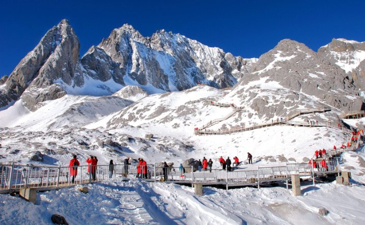 请问八月份玉龙雪山上天气温度多少?