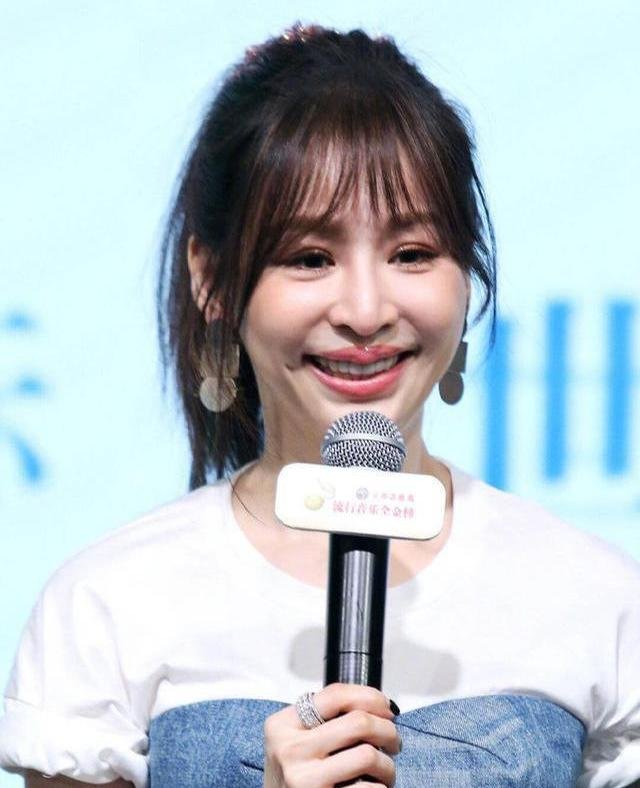 王心凌近照再变脸，笑容僵硬嘴唇奇怪，网友纷纷劝其适可而止，还不收手吗？