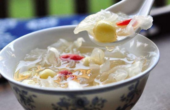 银耳莲子羹的功效