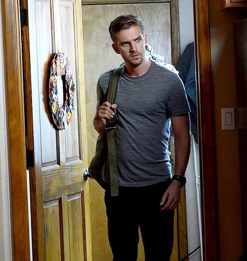 电影 不速之客，The guest 讲的是个什么意思，求详细解答