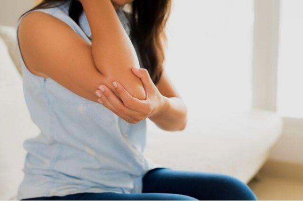 为什么手肘关节处上的皮肤颜色更深而且很粗糙?