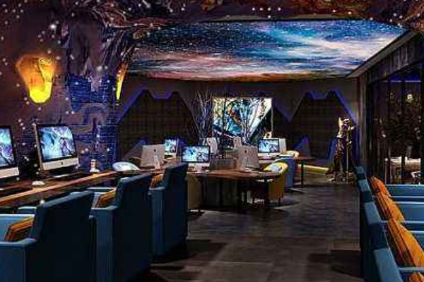 湖南小伙开奥迪R8撞上卡宴,一秒损失200万,开豪车为何还上网吧?