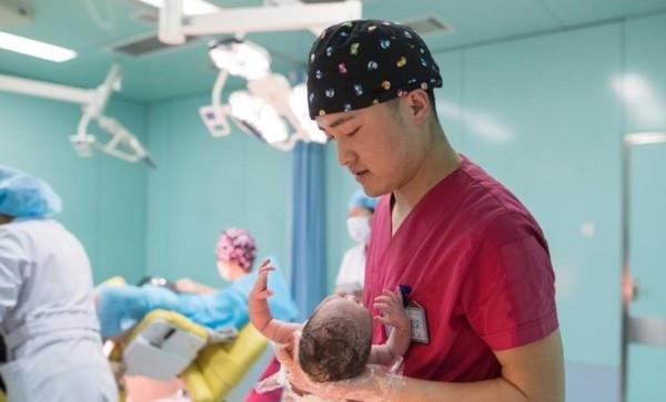 如今的妇产科里为啥会有那么多的男医生？