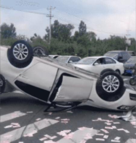 三门峡发生车祸车内现金撒落一地遭人捡，为什么有人说好？