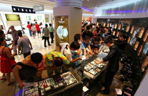 1小时强制消费20000元，桂林导游此嚣张至极，游客该如何应对？