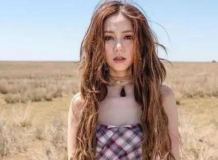 邓紫棋演唱会拖延两个小时，观众大喊退票，她弯腰九十度道歉，你怎么看？