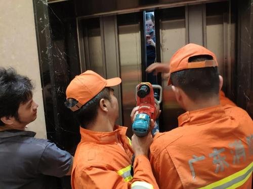因电梯故障13岁男孩自救失败坠亡,遭遇电梯故障被困应该怎么办才好?