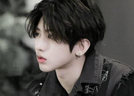 蔡徐坤海边踢球跑被调侃像“美猴王”,娱乐圈热爱踢球的明星还有谁?