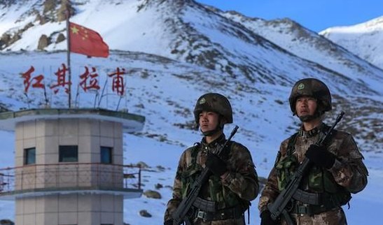 冬奥会闭幕式旗手脸上挂着泪痕,还有哪些中国军人的眼泪让你印象深刻?