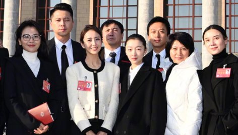 佟丽娅出席文代会晒合影,现场哪些细节值得关注?