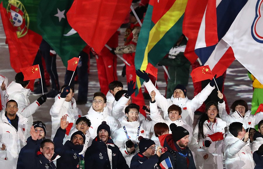 冬奥会闭幕式旗手脸上挂着泪痕,还有哪些中国军人的眼泪让你印象深刻?