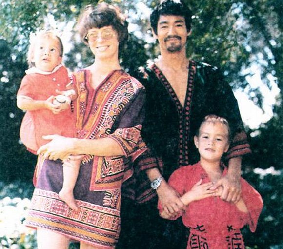 李小龙去世后,唯一留下来的女儿李香凝在美国怎么样?