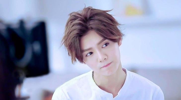 蔡徐坤海边踢球跑被调侃像“美猴王”,娱乐圈热爱踢球的明星还有谁?