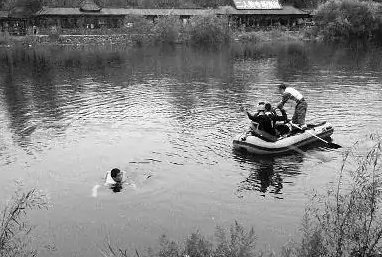 甘肃一家4口河边烧烤，遇上游开闸放水全溺亡，家属称放水没通知，咋回事？