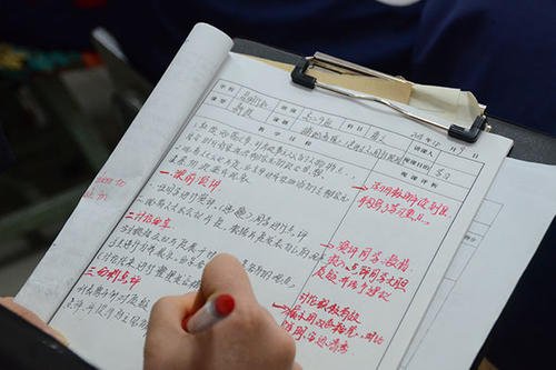 你如何看待湖南95后语文老师给学生写文言文评语的这种行为？