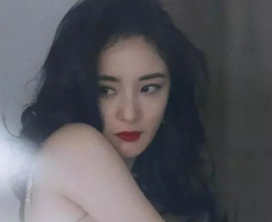 女星《男人装》封面PK,杨幂排第三,第一是谁?