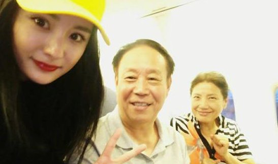 杨幂飞机偶遇大学老师一起合影了？