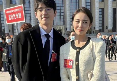 佟丽娅出席文代会晒合影,现场哪些细节值得关注?