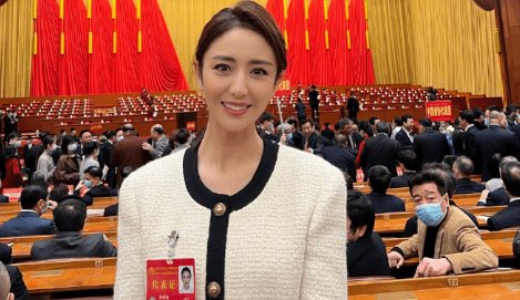 佟丽娅出席文代会晒合影,现场哪些细节值得关注?