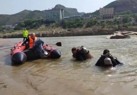 甘肃一家4口河边烧烤，遇上游开闸放水全溺亡，家属称放水没通知，咋回事？