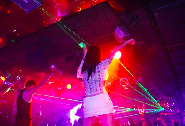 有一首dj歌曲一直是音乐，偶尔会有耶耶耶耶耶。这首歌叫什么名字