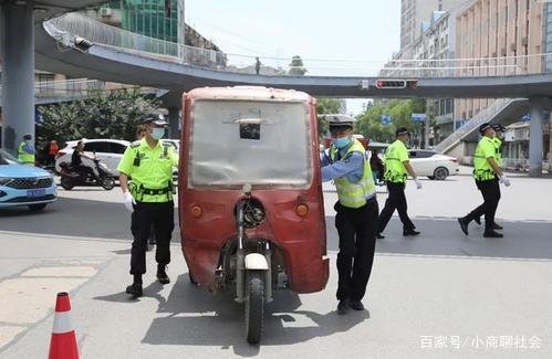 海口辅警执勤时情绪失控连扇车主3巴掌，情绪失控能成为打人的理由吗？