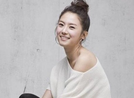 她因放羊的星星爆红，却疑似整容失败闪嫁豪门，躺在公公腿上被骂，她是谁？