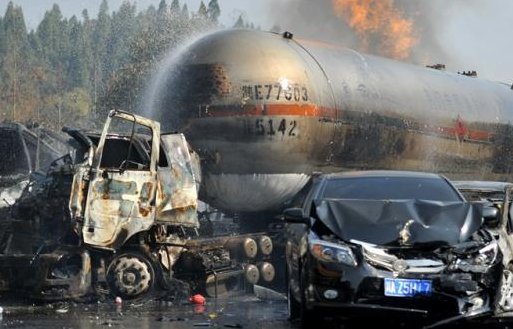 沪蓉高速南充境内发生交通事故,已致6死28伤,肇事司机需承担哪些责任?