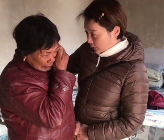 47岁袁立做公益罕露面,肚型圆润似怀孕,是怎么回事?