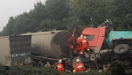 沪蓉高速南充境内发生交通事故,已致6死28伤,肇事司机需承担哪些责任?