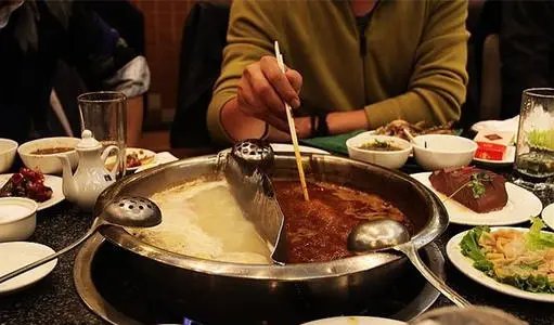 河南一丈夫因妻子没接电话而将火锅泼向妻子同学,你如何看待男子的做法?