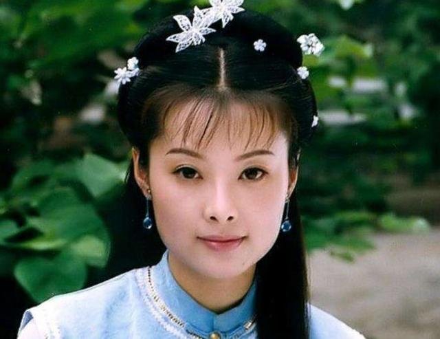 47岁袁立做公益罕露面,肚型圆润似怀孕,是怎么回事?