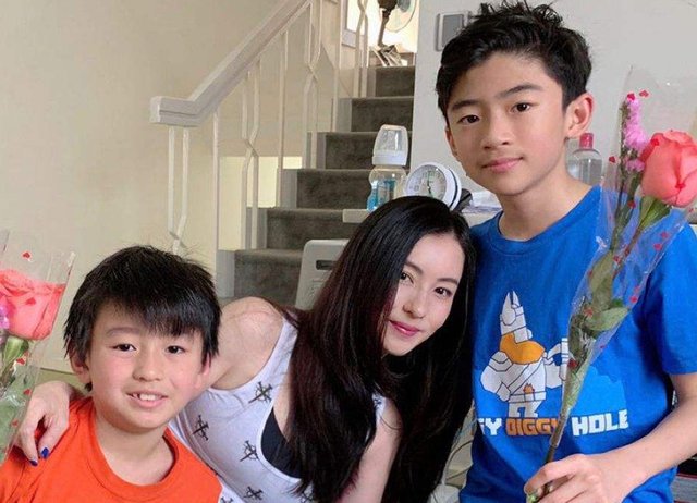 张柏芝晒照为小儿子庆生，生父争议不断，你觉得小孩子父亲可能是谁？