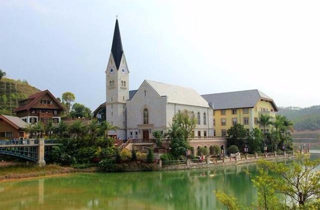 五矿哈斯塔特在什么地方了?有什么好玩的地方么?