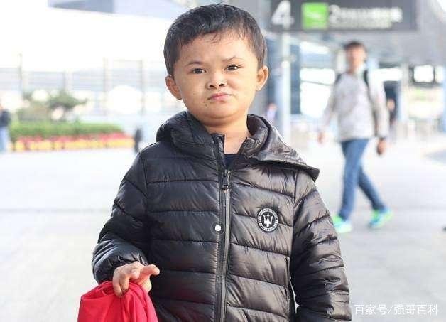 那个当众喊马云“爸爸”的小男孩,回到农村后,过得如何?