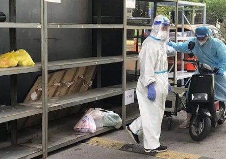 男子出方舱后在上海街头睡了23天，在这期间他是怎么度过的？